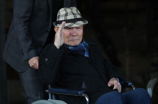 일제 강제징용 피해자 중 유일한 생존자인 이춘식 씨가 30일 오후 서울 서초구 대법원에서 열린 일제 강제징용 손해배상청구 소송 재상고심 대법원 전원합의체에서 승소 판결을 받고 인사하고 있다.